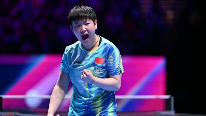 机智！孙颖莎2-2扳平蒯曼申请换球衣，莎莎发现也换一件回来4-2拿下