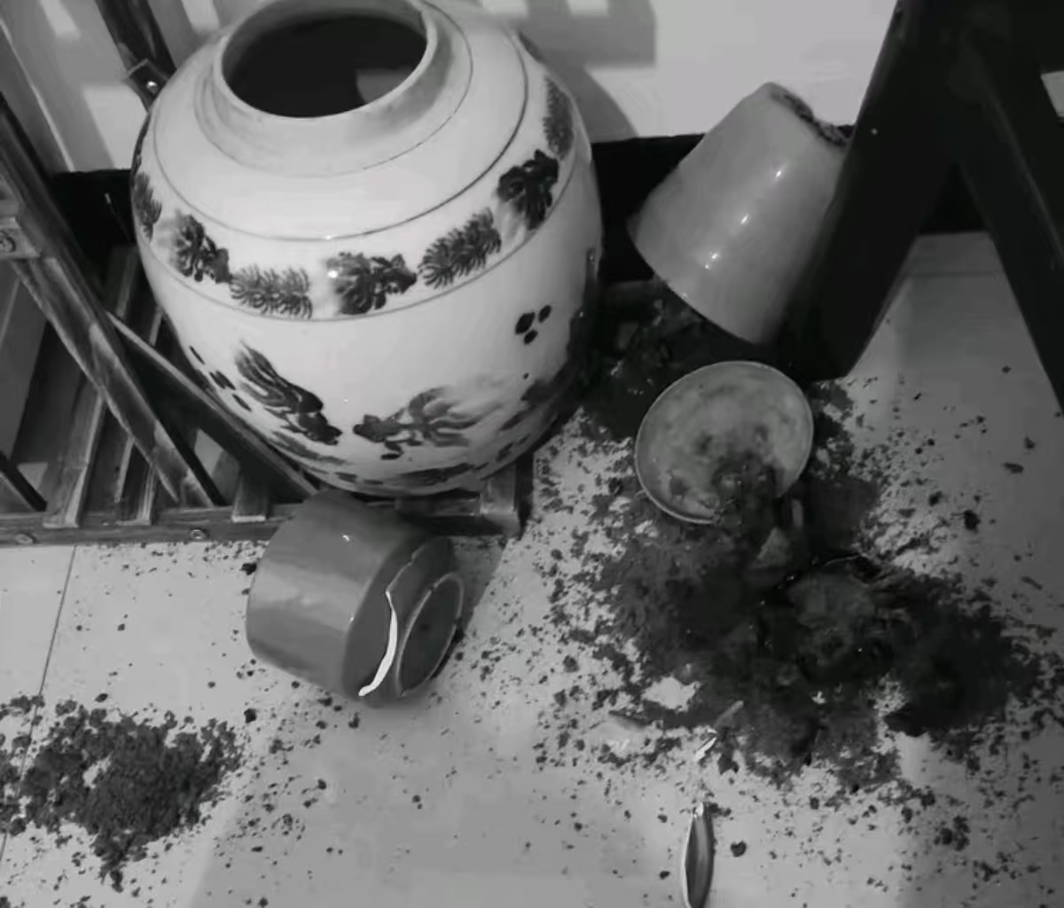 78岁老人出殡，侄子要3万才肯摔老盆，老人的大女儿没有惯着，一个举动让侄子傻眼了