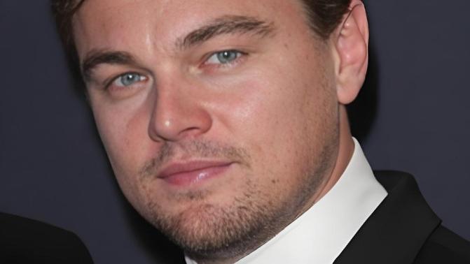 金球奖开场就爆梗！主持人当面调侃小李子：女友别超25岁魔咒