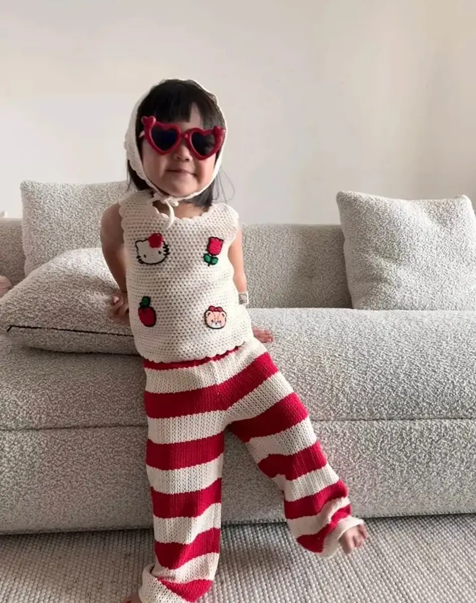 明道罕见晒出2岁女儿近照 小手托腮眼神灵动甜度超标