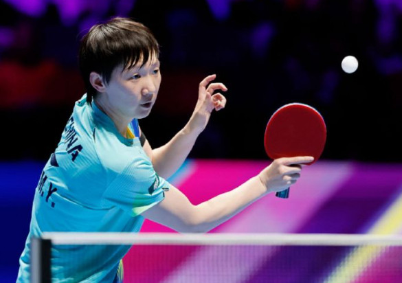 王曼昱4-2战胜申裕斌，与孙颖莎成功会师澳门世界杯女单决赛，国乒提前包揽冠亚军。