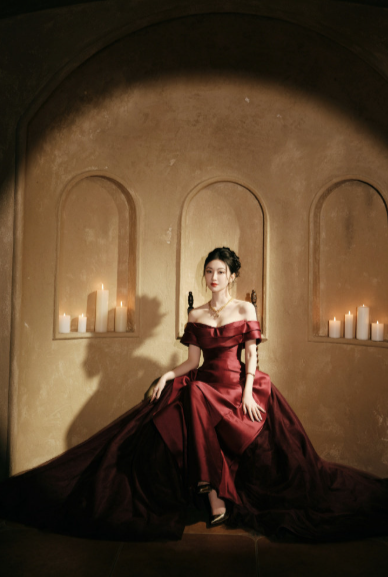 景甜的肩颈线条真是教科书级别的！无论是静态还是动态，都能保持完美的姿态和线条感。