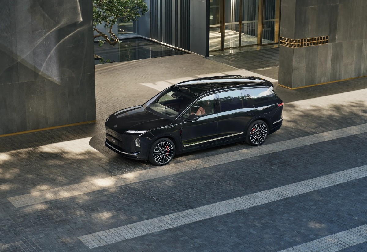 40万的蔚来ES8卖爆了，为什么没人嫌李斌卖贵了？