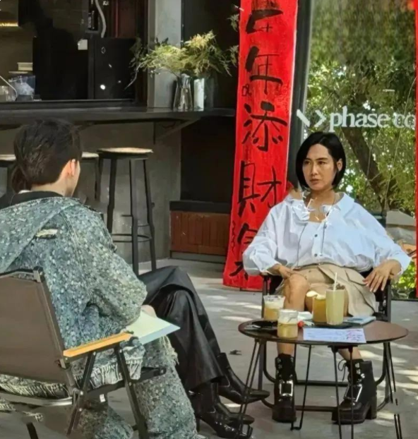 朱茵在深圳街头，本人很幻灭又矮又黑！ 
她本人并不是大美女，个子不高皮肤黝黑，真