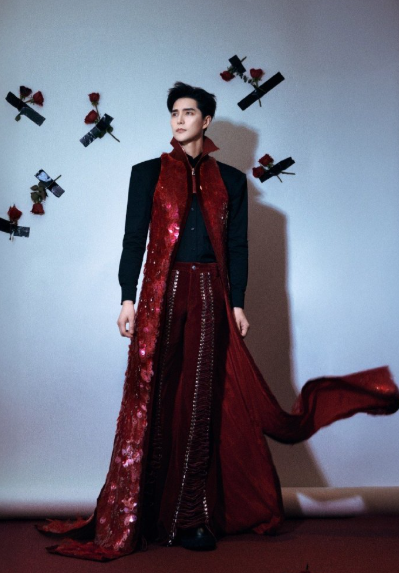 帮唱造型太顶，修身衬衫凸显好身材，矜贵又性感，行走荷尔蒙，坐等《地心》舞台～ ​