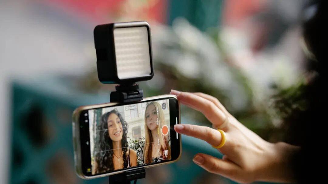 宅家不无聊：中东土豪，爱上团播