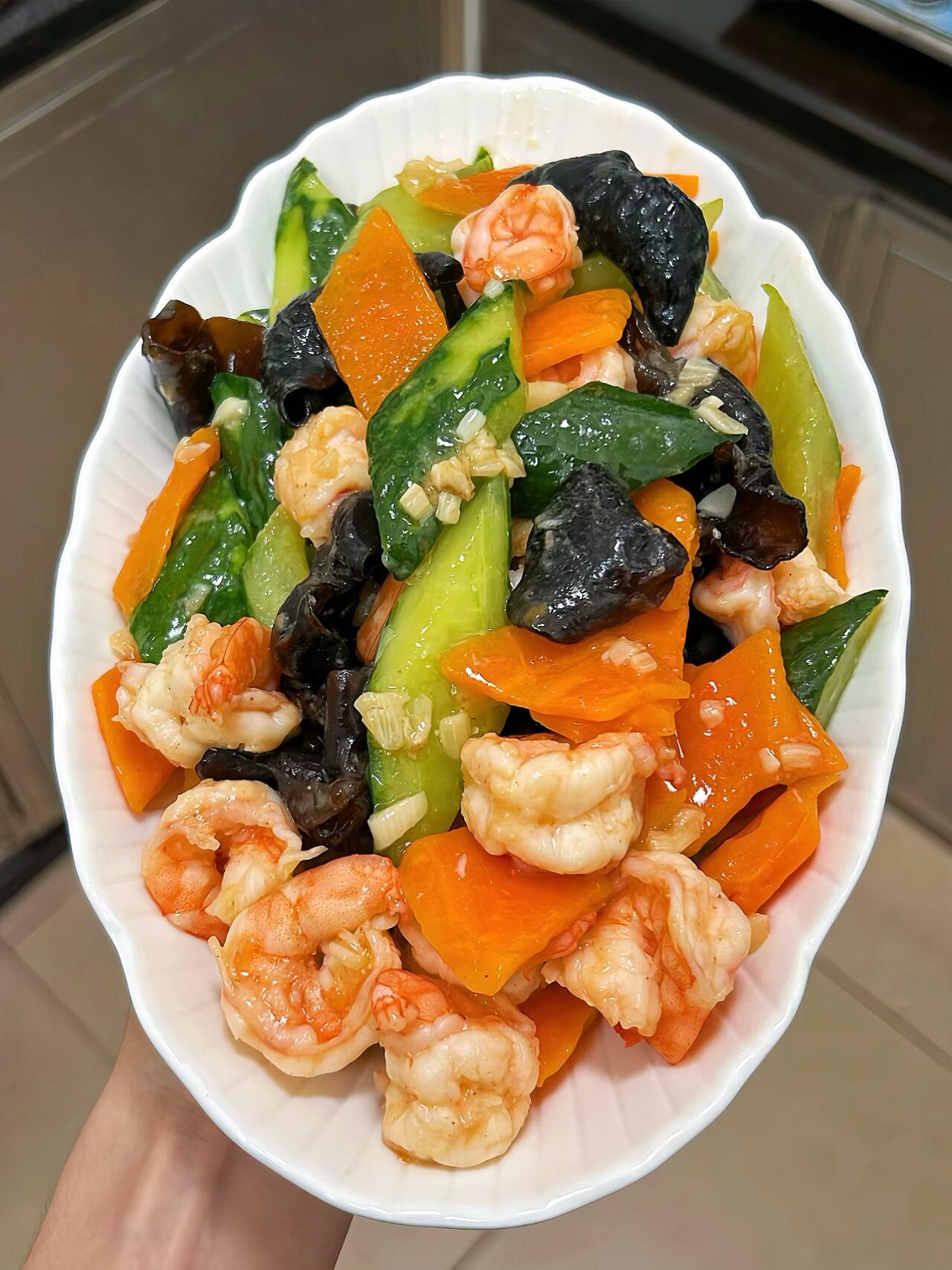 什锦炒虾仁清爽吃不腻！你们一定要试试！！
黄瓜清脆爽口，虾仁Q弹，木耳爽脆，胡萝