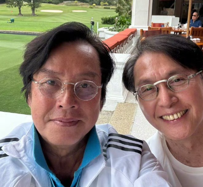 75岁的谭咏麟高调晒出一段视频回应
起因是有不少网友，曝光了他在横店片场拍戏的照