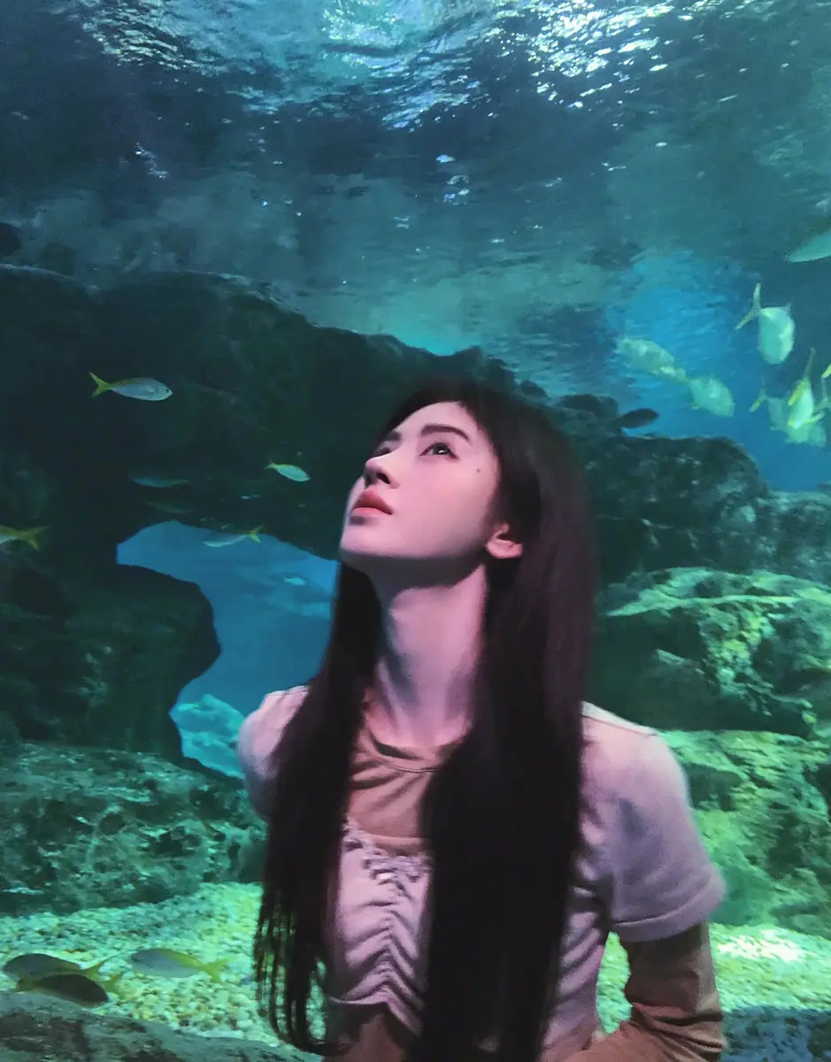 鞠婧祎晒生活随拍照！逛海洋馆与鲨鱼合影心情好