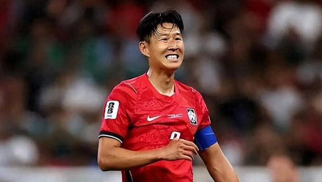 韩国落后了！亚洲足球怎么了？这个丢球太意外了！门将怎么会突然脱手了？好在韩国目前