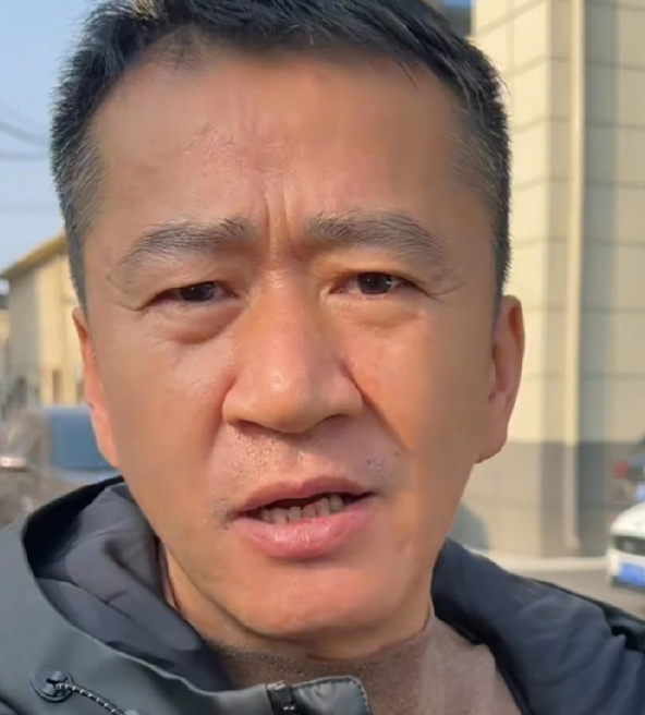 演员李嘉明更新视频自己的电影永远军礼即将开机
视频他在迎接导演、制片和投资方，不