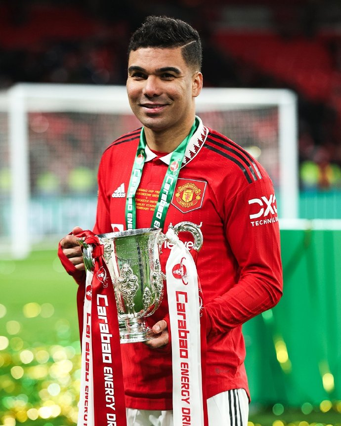 曼联真够狠的，续约合同直接把卡塞米罗的周薪从35万镑砍到15万镑，这哪是留人，分