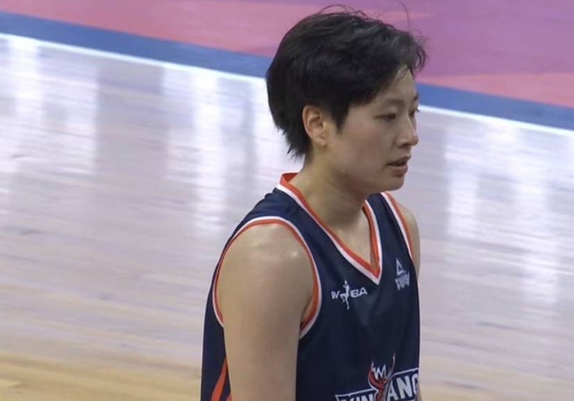 新疆天山完胜山东赤水河酒，抢到最后一张四强席位。
两队季后赛已经交手两次，相互之