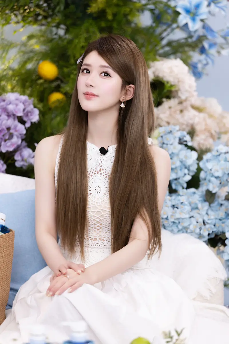 赵露思穿无袖白裙与花朵甜笑合影 长发披肩气质温婉又清新