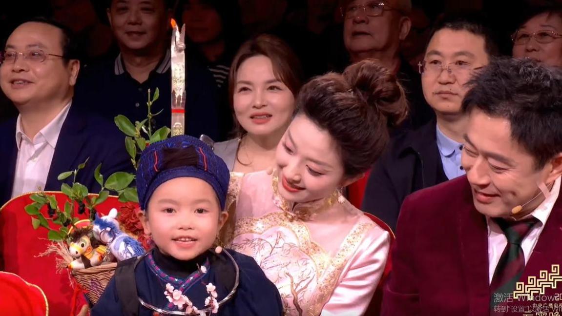 流量的力量！春晚和周深同台的6岁瑶族小女孩，患重型地中海贫血获救助