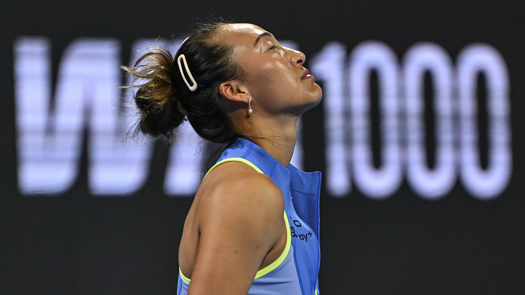 双误送赛点！郑钦文遭莱巴金娜逆转！遗憾无缘多哈八强！