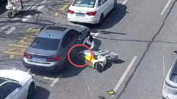 无锡女子遇“开门杀”头卡轿车底 外卖小哥率众抬车一分钟救出