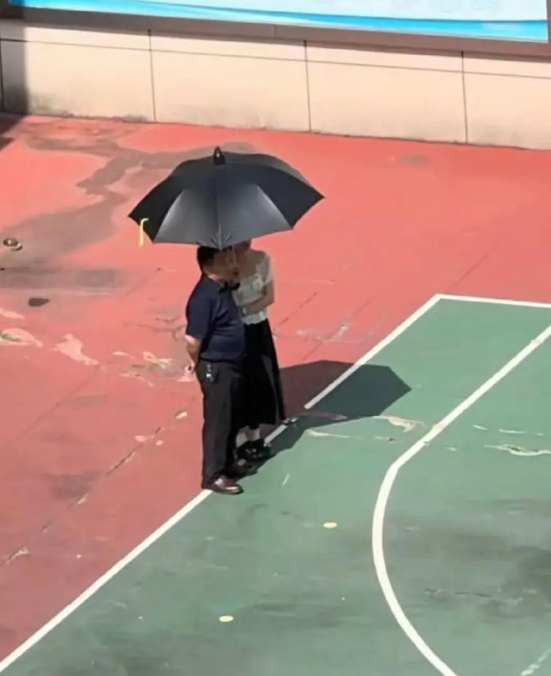真的格外无语，现如今很多键盘侠总是习惯性恶意揣测别人。

仅仅只是女儿贴心给父亲