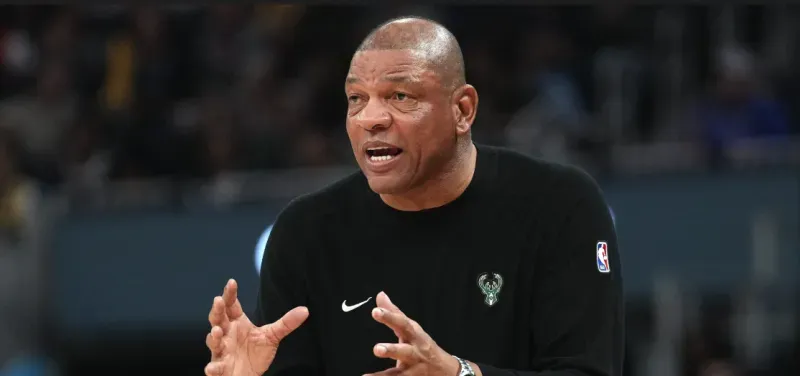  据美记Brett Siegel报道，雄鹿主帅道格-里弗斯与球队阵容之间已出现日