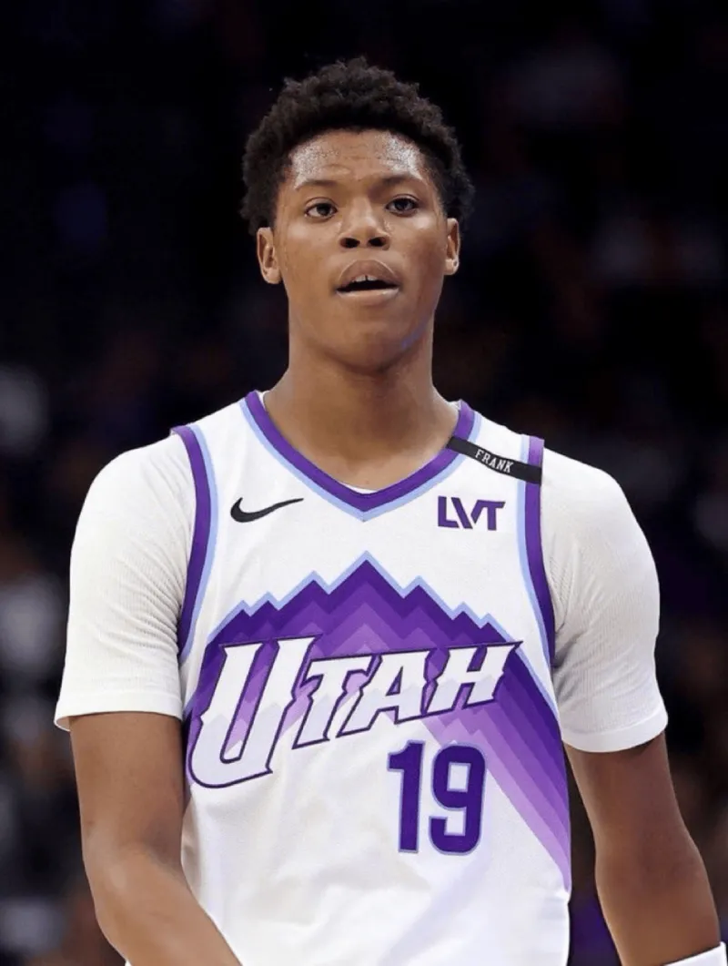 NBA常规赛爵士以127-143不敌猛龙。

本场比赛，爵士球员埃斯-贝利出战3