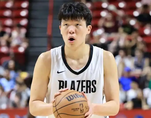 杨瀚森如果坚持低位要球，中国男篮整个进攻体系都要受阻！
因为你坚持打低位，全队进