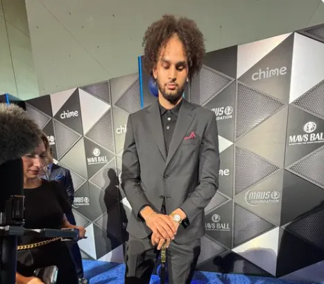 独行侠内线德里克-莱夫利今天接受了采访，谈到了自己的康复进展。

“我从坐滑板车