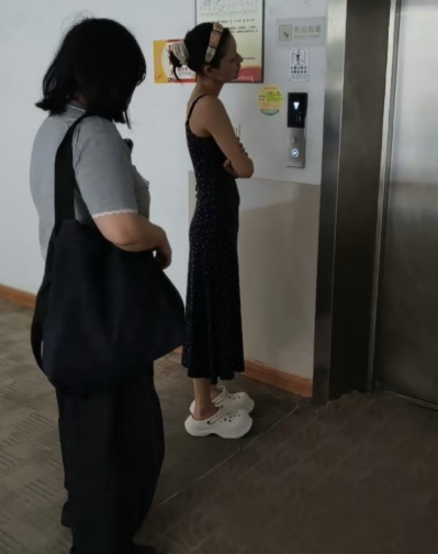 看她已经瘦成啥了，这胳膊细的，为了拍古装也付出了很多 ​​​