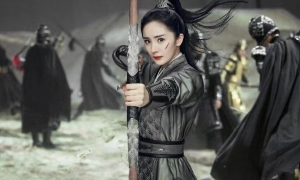 在剧里她女扮男装，让人眼前一亮。不仅英俊潇洒，而且透出一股难以抵挡的魅力。