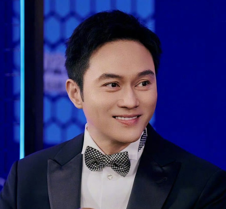 许久没有消息的张智霖，连夜冲上热搜，让人没想到的是，这次他被扒出在桌球厅的照片，