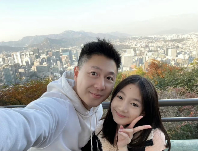 奥运冠军李小鹏女儿奥莉近照曝光。
可能因为在国外长大的原因，14岁的奥莉眼神中没