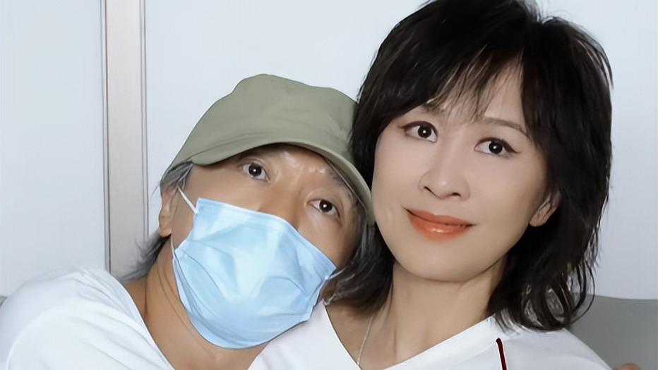 周星驰与刘嘉玲亲密合影：千万别往外传！刘嘉玲：我又不害怕被人看到