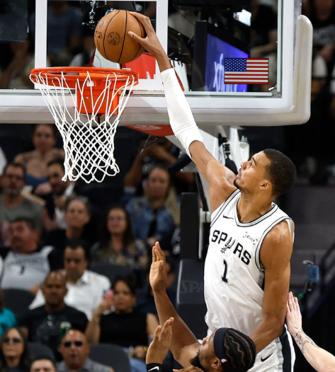 恐怖效率！文班亚马仅用8分25秒（首节上场6分05秒后被换下、最后40秒上场；次