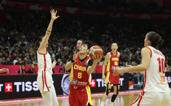 虽然赢了捷克队，但中国女篮表现不好。一是投篮命中率低，尤其是三分球，投篮不果断。