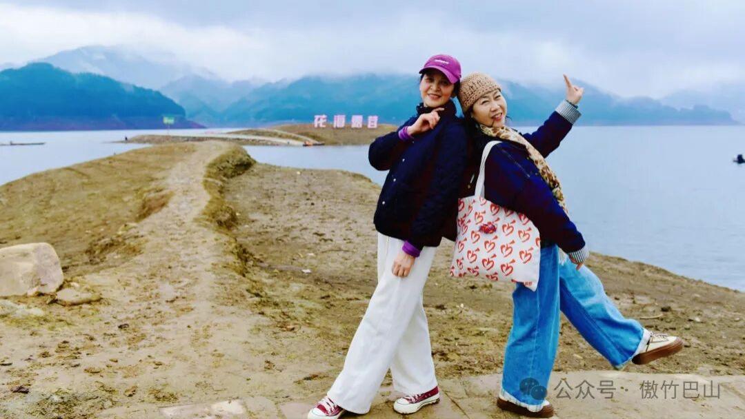 山如黛，湖如镜，雅女如仙映瓦屋