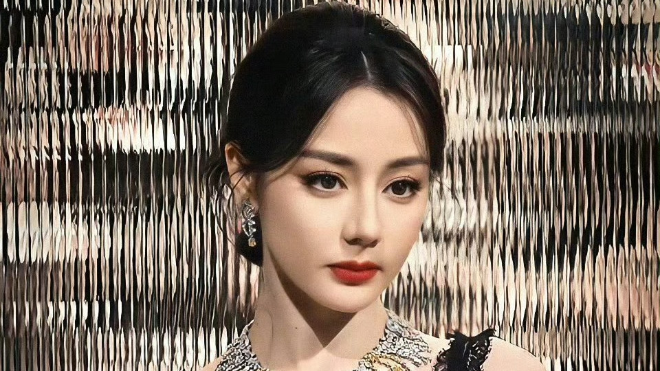 一声“胖迪”唤醒十年记忆，迪丽热巴活动现场的真实反应亮了