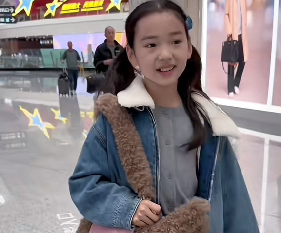 很多人担心董璇的女儿天天这样子会不会影响到学习的
其实大家没有必要担心她的学习，