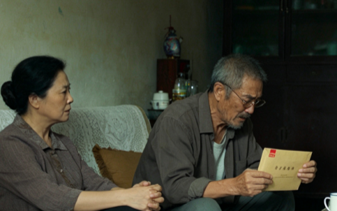 老汉收养女童16年，邻居越看越不对，经举报后，警察局和民政局紧急上门…