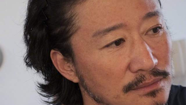 吴京52岁生日，谢楠亲手拍出“颓废大叔”，转头本尊晒照帅回战狼