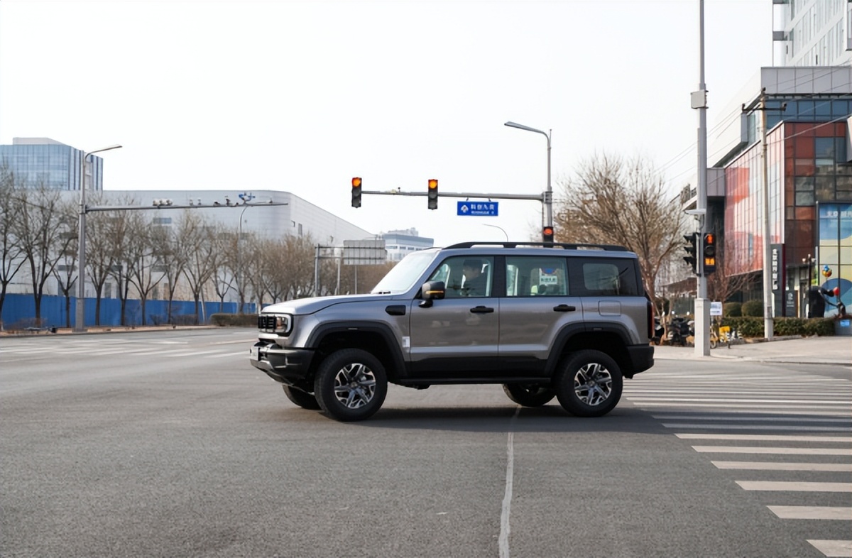 周末逃离城市计划：BJ40燃油家庭轻越野的“理想搭子”？