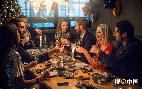 同学会上她被当众羞辱没本事，她低头吃饭没吭声，散场时一辆劳斯莱斯停在她面前