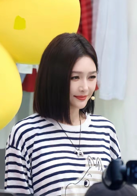 秦岚真是越来越俏美！
穿条纹海魂衫搭配牛仔短裙，梳着直发的利落短发型，感觉整个人