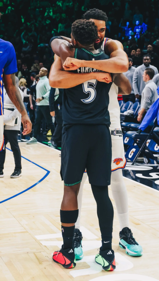 NBA总决赛第五场，尼克斯客场以大比分4-1战胜马刺，夺得本赛季总冠军。
这是尼