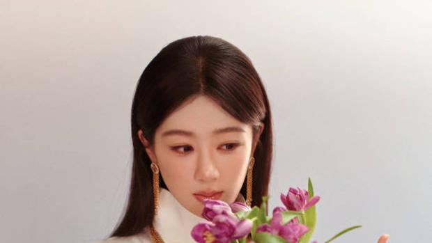 杨紫金鹰奖一身黑白套装被夸高级，可惜视后没落到她手里