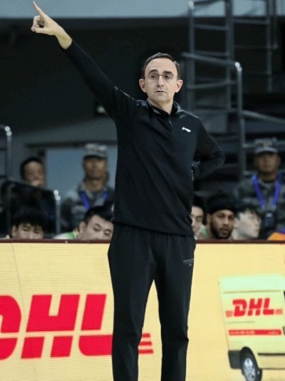 辽宁男篮新任主教练乌戈谈球队大胜四川止住四连败。他表示：很高兴赢下这场比赛，这场