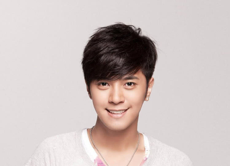 罗志祥私下积极联络内地综艺，但至今无人接招。复出之路，看来并不好走。