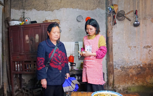 三个女儿信誓旦旦地说要给我建孝心基金，直到八年后某天，我摔断腿需要手术费，才发现账户余额不足百元