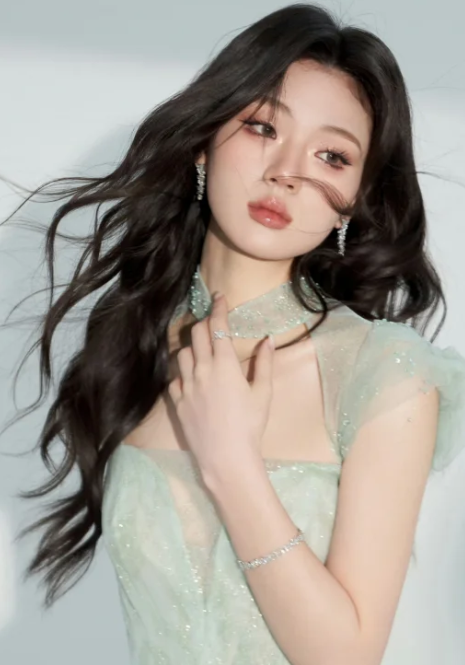 查了一下单依纯结果她的经历真把我惊到了
17岁时，她还只是个普通学生，却被李健一