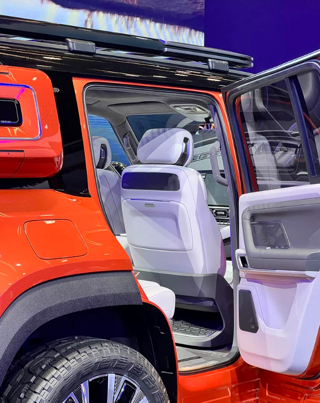 有一说一，吉利银河战舰外刚内柔，内饰好看没得说
车展上一面之缘，打开车门那一刹那