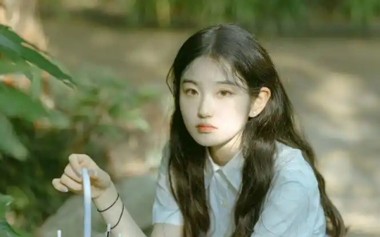 群里天天喊闭关，我以为全是戏精，直到群主一掌劈碎山峰！我抖着手打字：道友，能带我修仙吗？