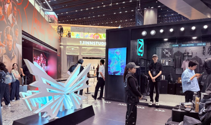 谢霆锋在北京开了快闪店
我第一次听快闪店这个名字。快闪店就是那种突然出现、只开几